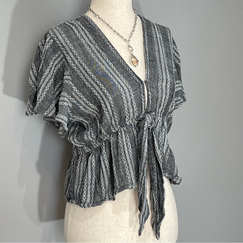 Elan Bohemian Crop Trop Size M Grey w White Boho Design Flutter Sleeves Ruffles - Picture 2 of 10